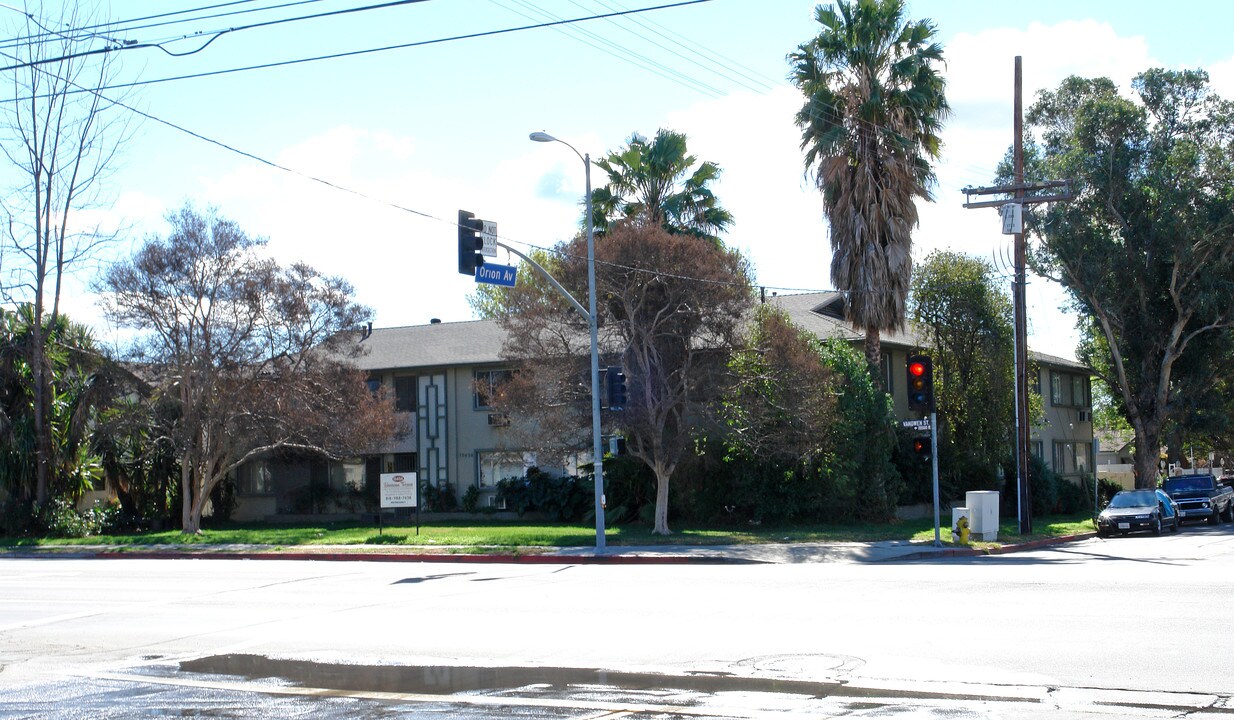 Vanowen Terrace in Van Nuys, CA - Building Photo