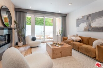 1318 S Roxbury Dr in Los Angeles, CA - Foto de edificio - Building Photo