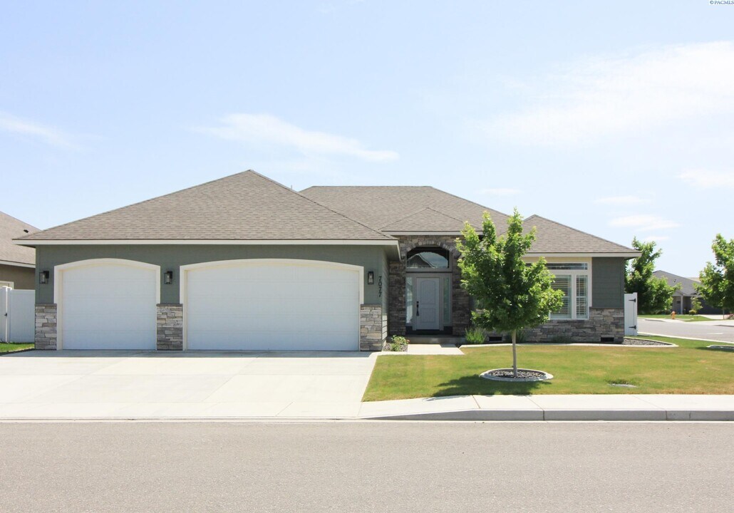 7077 W 29th Ave in Kennewick, WA - Building Photo