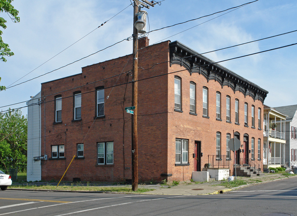 16-18 High St in Green Island, NY - Foto de edificio