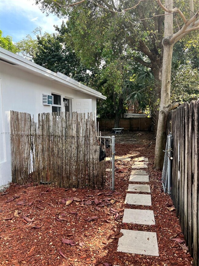 2580 NE 182nd Terrace in North Miami Beach, FL - Building Photo - Building Photo