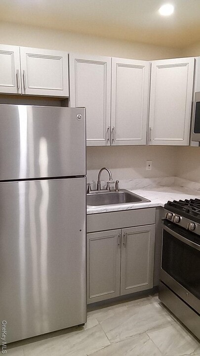 21 Sierra Ct in Coram, NY - Building Photo