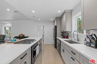 6939 Noble Ave in Los Angeles, CA - Building Photo - Building Photo