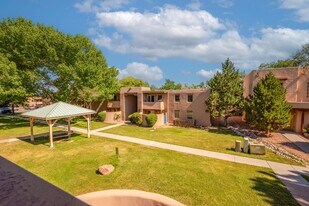 601 W San Mateo Rd in Santa Fe, NM - Building Photo