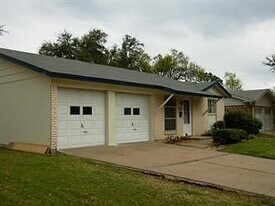 2502 Coulee St in Irving, TX - Building Photo