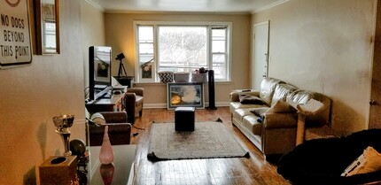 2206 E Locust St, Unit 2120 in Milwaukee, WI - Foto de edificio - Building Photo