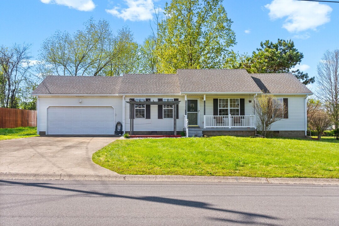 239 Golden Pond Ave in Oak Grove, KY - Building Photo