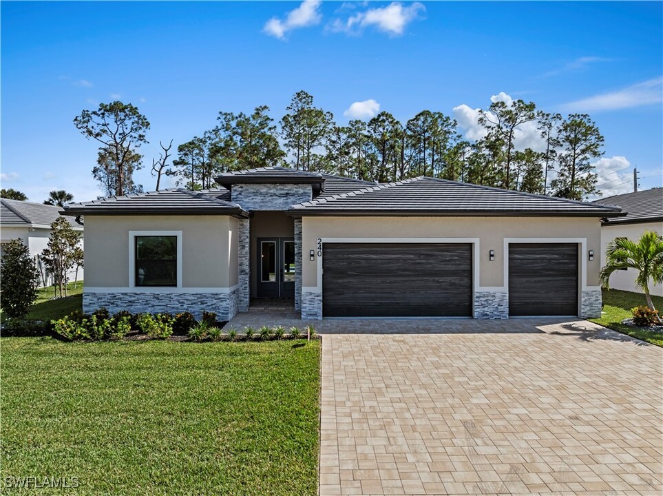 240 Allamanda Wy in Naples, FL - Building Photo