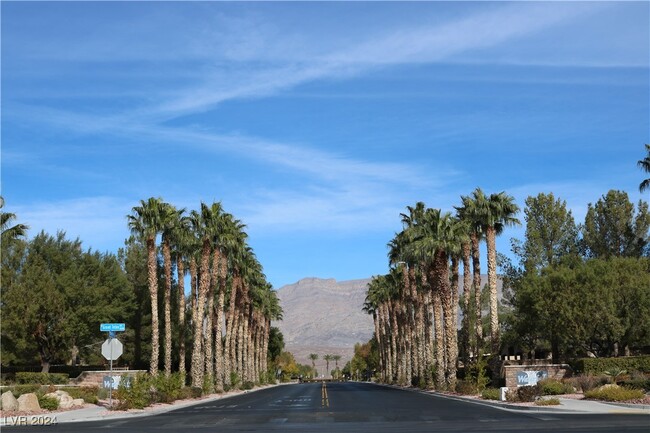 8068 Langfield Falls St in North Las Vegas, NV - Foto de edificio - Building Photo