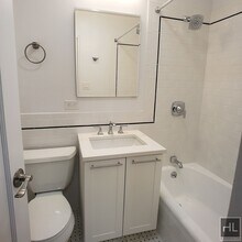 AMAZING 2 BEDROOM 2 BATH APARTMENT. WON'T in Queens, NY - Building Photo - Building Photo