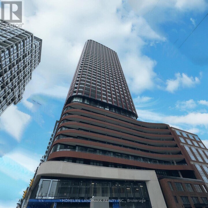 180 Front St E in Toronto, ON - Building Photo