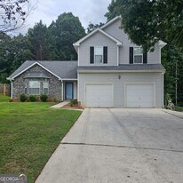 310 Pecan Wood Cir in Fairburn, GA - Building Photo