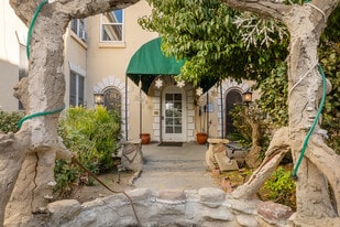 100 N. Kenmore Ave in Los Angeles, CA - Building Photo