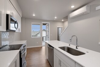 6624 NE 187 Ct in Kenmore, WA - Building Photo - Building Photo