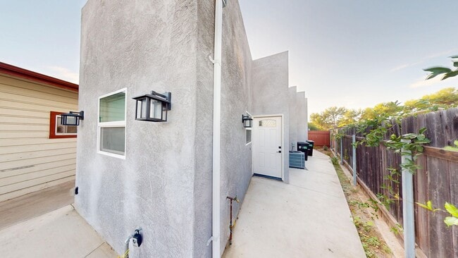 5106 E Falls View Dr in San Diego, CA - Building Photo - Building Photo
