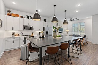 738 Douglas Ave in Nashville, TN - Foto de edificio - Building Photo