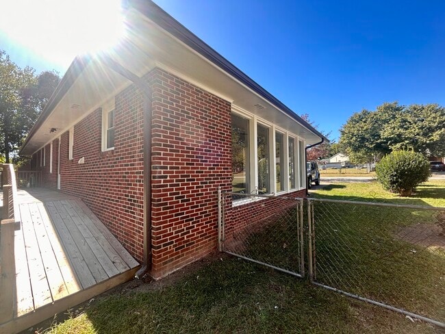 553 Glenwood Dr in Spartanburg, SC - Foto de edificio - Building Photo