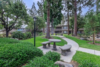 Saddleback Pines Apartment Homes in Fullerton, CA - Foto de edificio - Building Photo