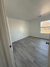 329 Geraldine Rd SE, Unit Apartment C in Rio Rancho, NM - Foto de edificio - Building Photo