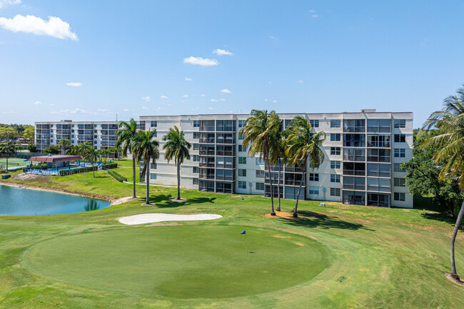 Hollybrook Golf and Tennis Club in Pembroke Pines, FL - Building Photo - Building Photo