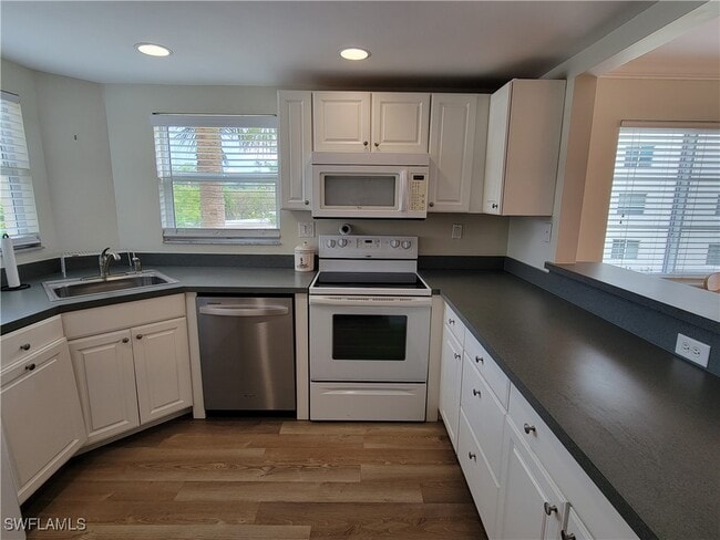 21 High Point Cir E in Naples, FL - Building Photo - Building Photo