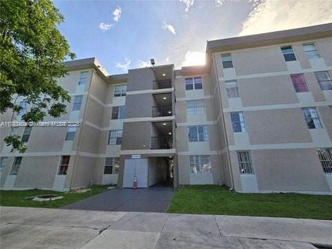 1885 W 56th St in Hialeah, FL - Foto de edificio