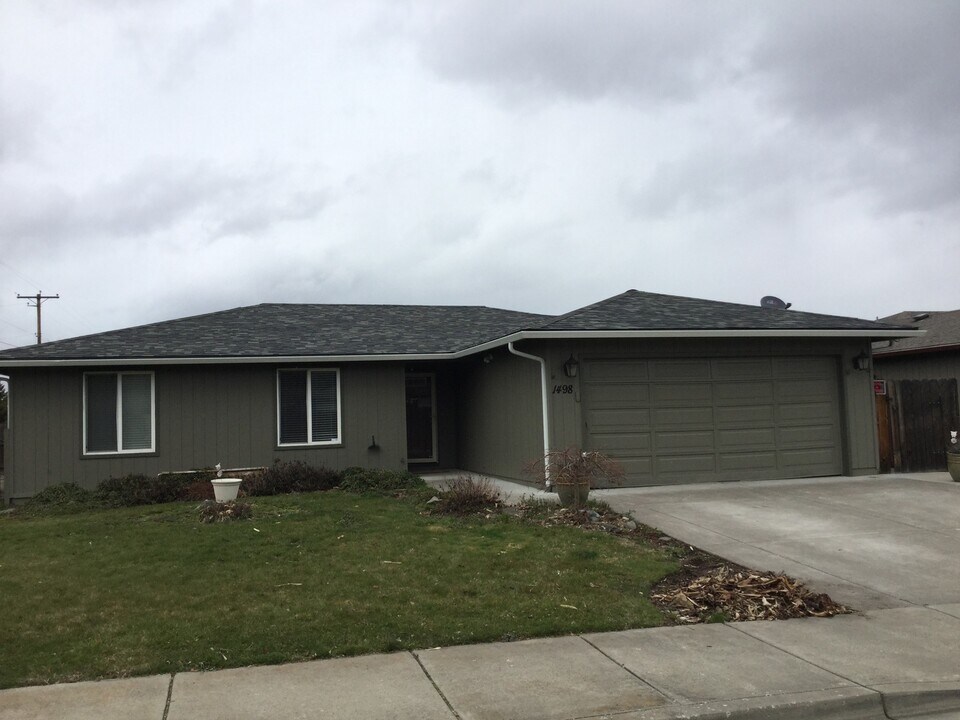 1498 Avalon Dr in Medford, OR - Building Photo