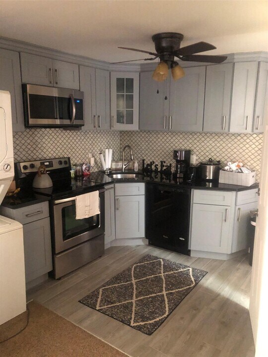 36 Main St in Yaphank, NY - Building Photo