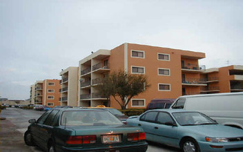 El Pueblo De Vera Condominiums in Hialeah, FL - Building Photo - Building Photo