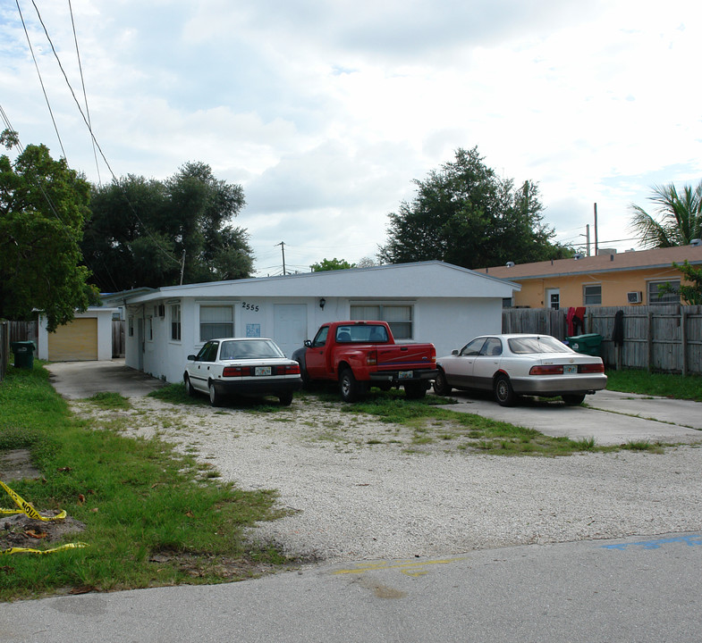 2555 NE 181 St in North Miami Beach, FL - Building Photo