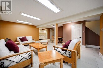 4450 Mayflower Dr in Mississauga, ON - Building Photo - Building Photo