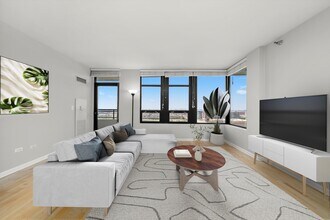 1255 S State St, Unit 1702 in Chicago, IL - Foto de edificio - Building Photo