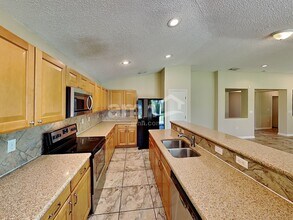 2558 Britney Lakes Ln in Jacksonville, FL - Foto de edificio - Building Photo