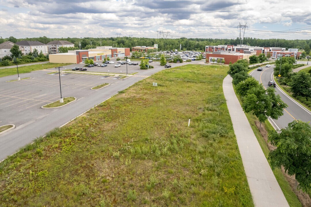 LUSTRA in Terrebonne, QC - Building Photo