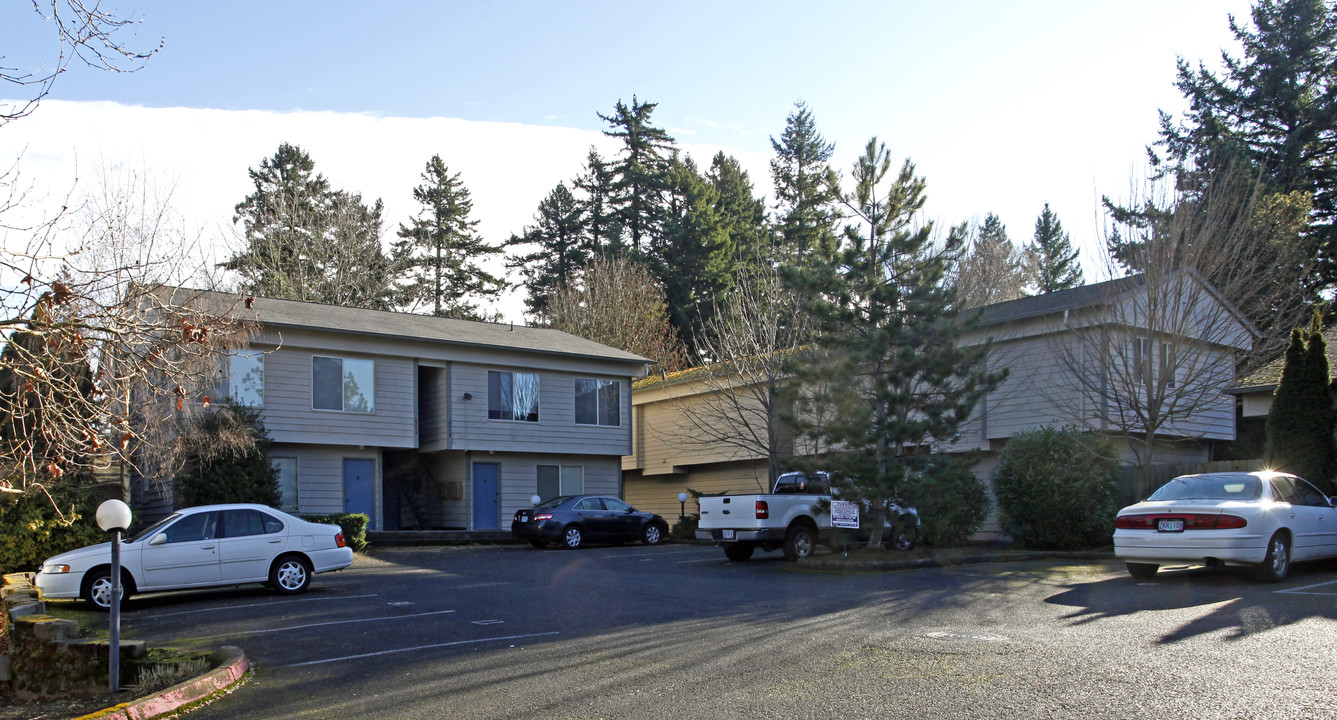 Raleigh Pines in Portland, OR - Building Photo