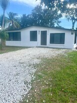 1776 NE 178th St in North Miami Beach, FL - Building Photo