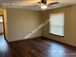 2010 SW Briarwood Dr in Topeka, KS - Building Photo - Building Photo
