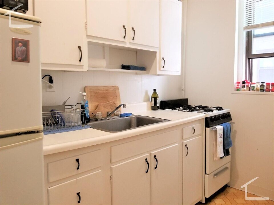 8 Ayr Rd in Boston, MA - Building Photo