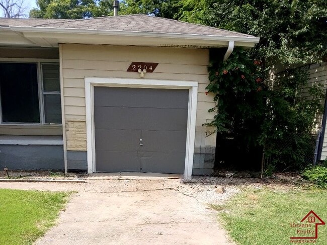 2204 NW Denver Ave in Lawton, OK - Building Photo - Building Photo