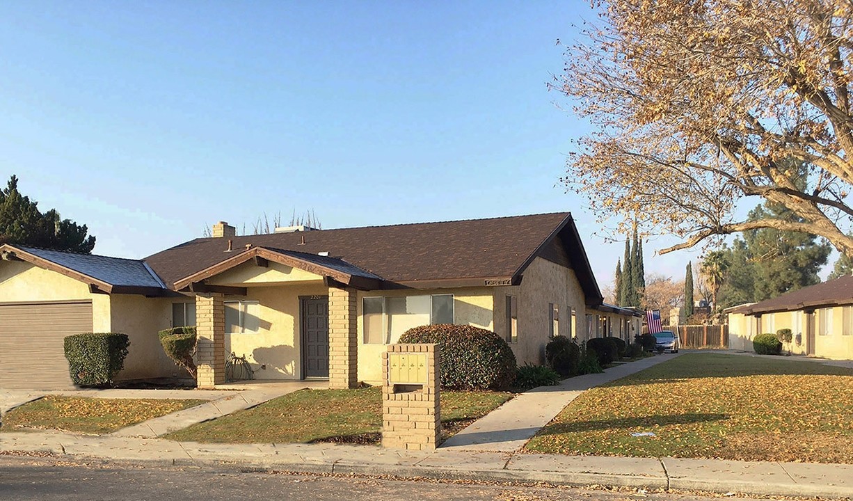 2201 Westholme Blvd in Bakersfield, CA - Building Photo