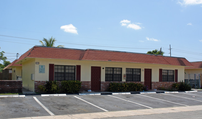 4040 NW 31st Ter in Lauderdale Lakes, FL - Building Photo - Building Photo