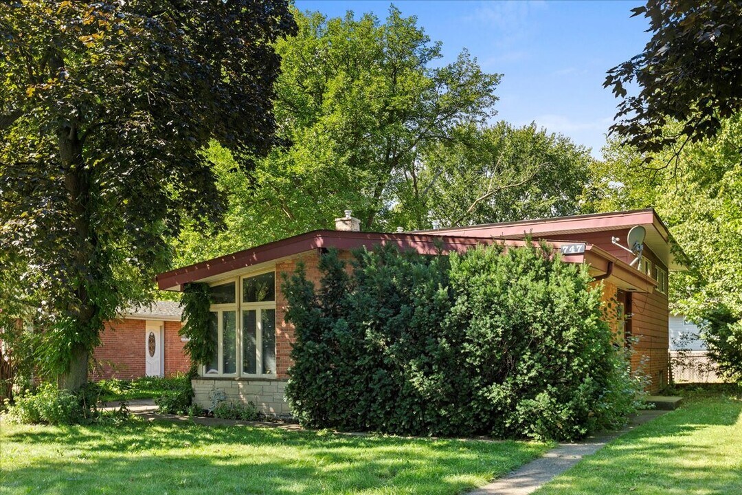747 Leclaire Ave in Wilmette, IL - Building Photo
