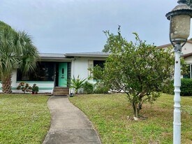 251 Mateo Way NE in St. Petersburg, FL - Building Photo