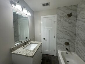 569 Woods Dr NW in Atlanta, GA - Foto de edificio - Building Photo