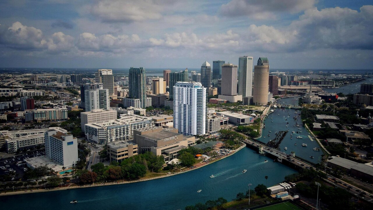 AER APARTMENTS in Tampa, FL - Foto de edificio