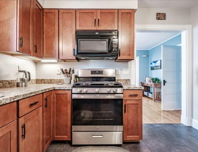 35 Clinton St in Portland, ME - Building Photo - Building Photo