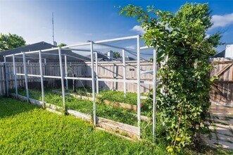 7102 Lyons Rd in Garland, TX - Building Photo - Building Photo