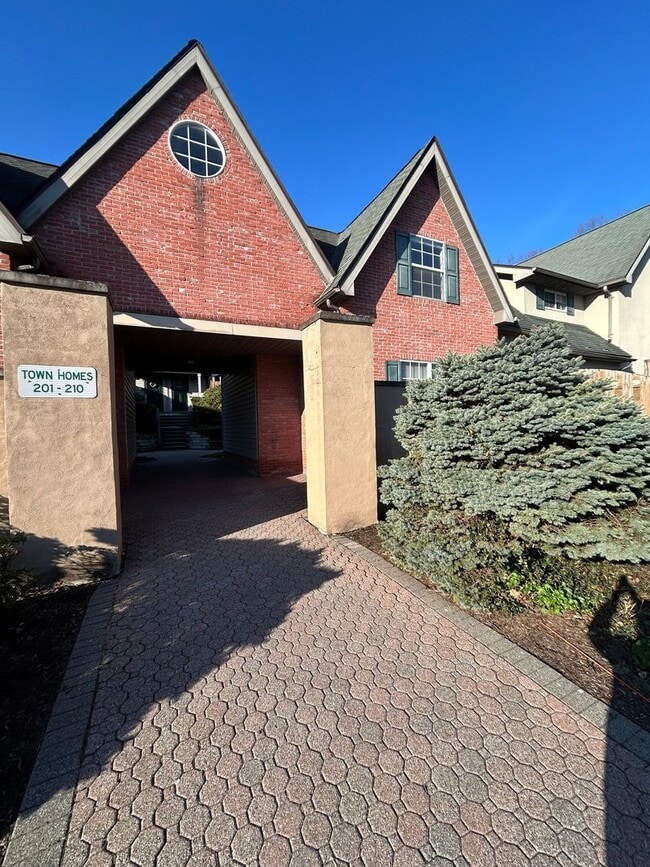 201 Walnut Grove in East Stroudsburg, PA - Building Photo - Building Photo