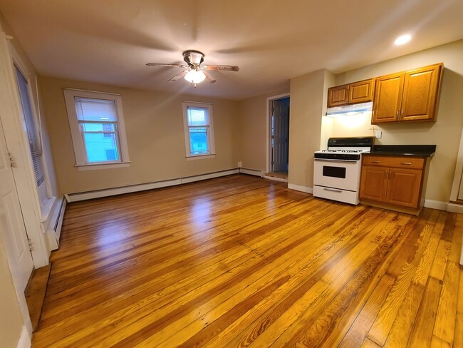 143 Derby Ave, Unit 2nd Floor in Derby, CT - Building Photo - Building Photo