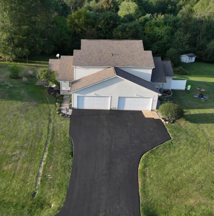 2045 Rolling Meadows Ln in Akron, OH - Building Photo
